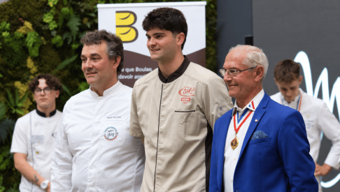 L'apprenti Pierre Kremer recevant la médaille d'or nationale