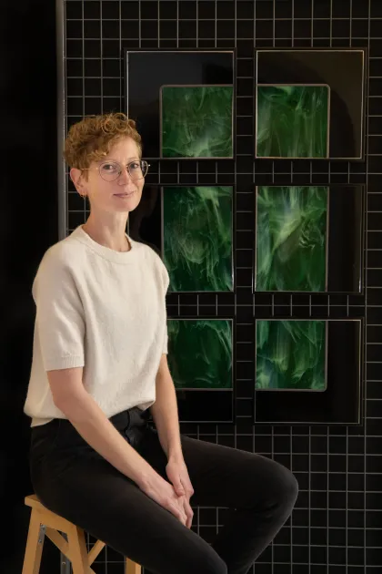 Marine Ventura, vitrailliste à Pont-Saint-Esprit, devant une création en verre vert dans son atelier Lumivitra.