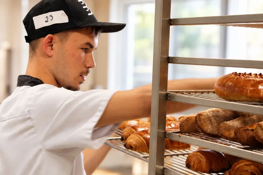 Apprenti qui positionne des chocolatines sur une grille