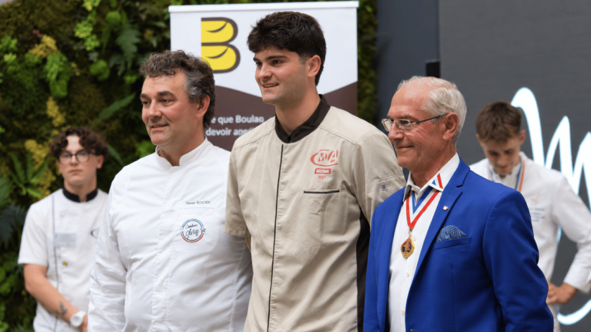 L'apprenti Pierre Kremer recevant la médaille d'or nationale